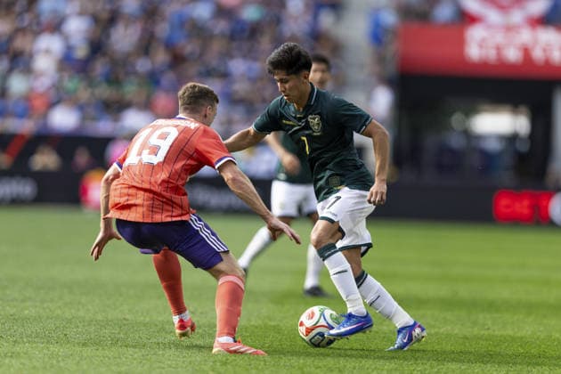 HARRISON, NEW JERSEY - JUNE 6: Miguel Terceros 7 of the Bolivia dribbles the ball during the International Friendly, Länderspiel, Nationalmannschaft match between Scotland and Bolivia at Sports Illustrated Stadium on June 6, 2026 in Harrison, New Jersey. (Photo by Georgia Soares Sports Press Photo)  Copyright: xGeorgiaxSoares SportsxPressxPhotox Sportspressphoto_SPR162486