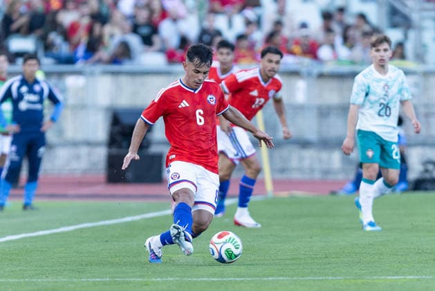 June 6, 2026, Caxias, Lisbon, Portugal: Chile and Rosario Central midfielder VICENTE PIZARRO (6) in action during the game for the International Friendly, Länderspiel, Nationalmannschaft game between Portugal vs Chile at Estadio Nacional Soccer 2026: Portugal 2:1 Chile  - ZUMAs359 20260606_zsp_s359_214 Copyright: xAlexandrexdexSousax
