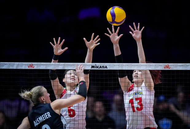 Team Japan Maki Yamaguchi tries to block a shot against Team Germany during their womens Volleyball Nations League (VNL) match on June 6, 2026 in Quebec City, Canada. Noxthirdxpartyxsales  aflo_333529607 MathieuxBelangerx