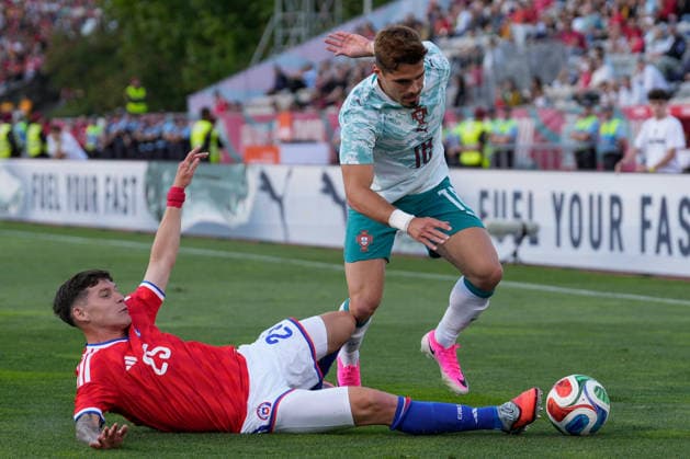 June 6, 2026, Lisbon, Portugal: Agustin Arce of Chile (L) and Pedro Neto of Portugal (R) seen in action during the FIFA World Cup, WM, Weltmeisterschaft, Fussball 2026 International Friendly, Länderspiel, Nationalmannschaft match between Portugal and Chile at Estadio Nacional Jamor. Final score: Portugal 2:1 Chile. Portugal Vs Chile In Lisbon, Portugal - 06 Jun 2026  - ZUMAs197 20260606_aaa_s197_259 Copyright: xBrunoxdexCarvalhox