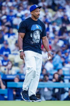 MLB, Baseball Herren, USA - Los Angeles Dodgers vs Anaheim Angels Los Angeles Rams defensive end Myles Garrett throws the first pitch prior to an MLB game between the Los Angeles Dodgers and the Anaheim Angels at Uniqlo Field in Dodger Stadium in Los Angeles, California, USA, 06 June 2026. LOS ANGELES CALIFORNIA UNITED STATES  Copyright: xCHRISxTORRESx
