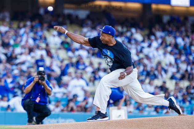 MLB, Baseball Herren, USA - Los Angeles Dodgers vs Anaheim Angels Los Angeles Rams defensive end Myles Garrett throws the first pitch prior to an MLB game between the Los Angeles Dodgers and the Anaheim Angels at Uniqlo Field in Dodger Stadium in Los Angeles, California, USA, 06 June 2026. LOS ANGELES CALIFORNIA UNITED STATES  Copyright: xCHRISxTORRESx