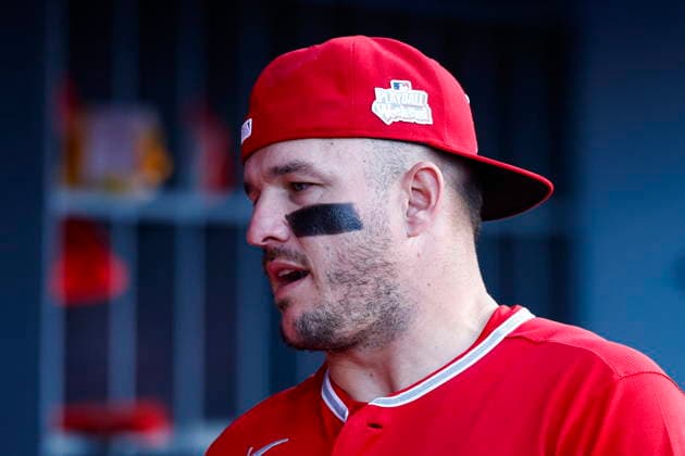 MLB, Baseball Herren, USA - Los Angeles Dodgers vs Anaheim Angels Los Angeles Dodgers center fielder Mike Trout gets ready prior to an MLB game between the Los Angeles Dodgers and the Anaheim Angels at Uniqlo Field in Dodger Stadium in Los Angeles, California, USA, 06 June 2026. LOS ANGELES CALIFORNIA UNITED STATES  Copyright: xCHRISxTORRESx