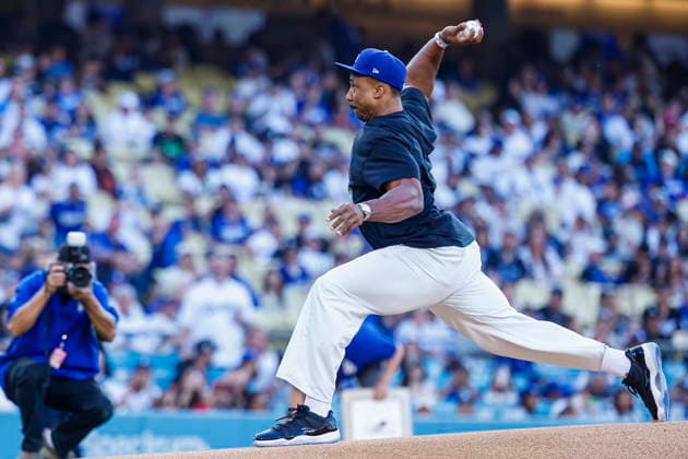 MLB, Baseball Herren, USA - Los Angeles Dodgers vs Anaheim Angels Los Angeles Rams defensive end Myles Garrett throws the first pitch prior to an MLB game between the Los Angeles Dodgers and the Anaheim Angels at Uniqlo Field in Dodger Stadium in Los Angeles, California, USA, 06 June 2026. LOS ANGELES CALIFORNIA UNITED STATES  Copyright: xCHRISxTORRESx
