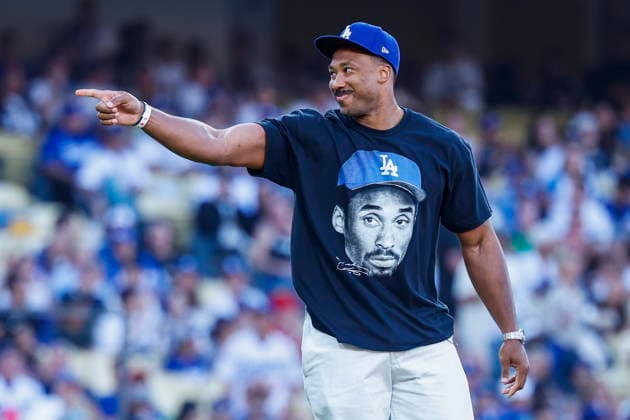 MLB, Baseball Herren, USA - Los Angeles Dodgers vs Anaheim Angels Los Angeles Rams defensive end Myles Garrett throws the first pitch prior to an MLB game between the Los Angeles Dodgers and the Anaheim Angels at Uniqlo Field in Dodger Stadium in Los Angeles, California, USA, 06 June 2026. LOS ANGELES CALIFORNIA UNITED STATES  Copyright: xCHRISxTORRESx