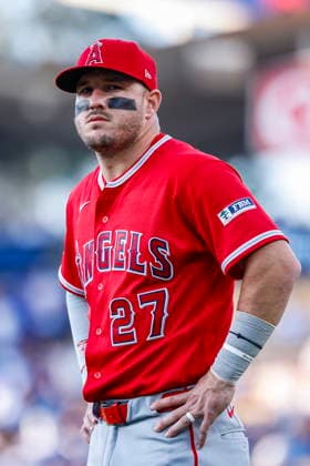 MLB, Baseball Herren, USA - Los Angeles Dodgers vs Anaheim Angels Los Angeles Dodgers center fielder Mike Trout gets ready prior to an MLB game between the Los Angeles Dodgers and the Anaheim Angels at Uniqlo Field in Dodger Stadium in Los Angeles, California, USA, 06 June 2026. LOS ANGELES CALIFORNIA UNITED STATES  Copyright: xCHRISxTORRESx