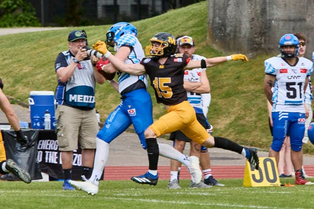 German Football League (GFL), Munich Cowboys vs Allgäu Comets, Munich Cowboys, Allgäu Comets, 2026-06-06 in München (Städtisches Stadion an der Dantestraße (Dantestation)) JONES Brad (Allgäu Comets QB Nr8-ALC8), HECKMANN Nils (Munich Cowboys Defence Back (DB) Nr15-MUC15) sportworld München Städtisches Stadion an der Dant Bayern Deutschland
