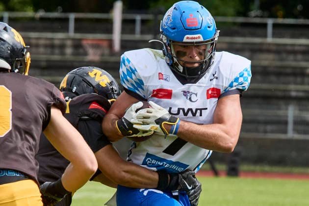 German Football League (GFL), Munich Cowboys vs Allgäu Comets, Munich Cowboys, Allgäu Comets, 2026-06-06 in München (Städtisches Stadion an der Dantestraße (Dantestation)) QUIGLEY Gabriel (Allgäu Comets WR Nr7-ALC7), ROEBUCK Jonathan (Munich Cowboys Defence Back (DB) Nr8-MUC8), HUBER Franz (Munich Cowboys Defence Back (DB) Nr3-MUC3) sportworld München Städtisches Stadion an der Dant Bayern Deutschland