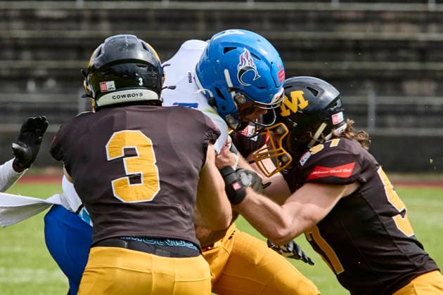 German Football League (GFL), Munich Cowboys vs Allgäu Comets, Munich Cowboys, Allgäu Comets, 2026-06-06 in München (Städtisches Stadion an der Dantestraße (Dantestation)) QUIGLEY Gabriel (Allgäu Comets WR Nr7-ALC7), ENGLMANN Vinzent (Munich Cowboys Linebacker (LB) Nr57-MUC57), HUBER Franz (Munich Cowboys Defence Back (DB) Nr3-MUC3) sportworld München Städtisches Stadion an der Dant Bayern Deutschland