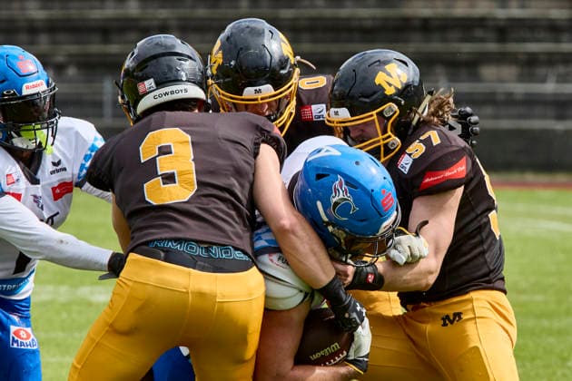 German Football League (GFL), Munich Cowboys vs Allgäu Comets, Munich Cowboys, Allgäu Comets, 2026-06-06 in München (Städtisches Stadion an der Dantestraße (Dantestation)) QUIGLEY Gabriel (Allgäu Comets WR Nr7-ALC7), ENGLMANN Vinzent (Munich Cowboys Linebacker (LB) Nr57-MUC57), HUBER Franz (Munich Cowboys Defence Back (DB) Nr3-MUC3), TARANTINO Peter (Munich Cowboys Defence Back (DB) Nr0-MUC0) sportworld München Städtisches Stadion an der Dant Bayern Deutschland