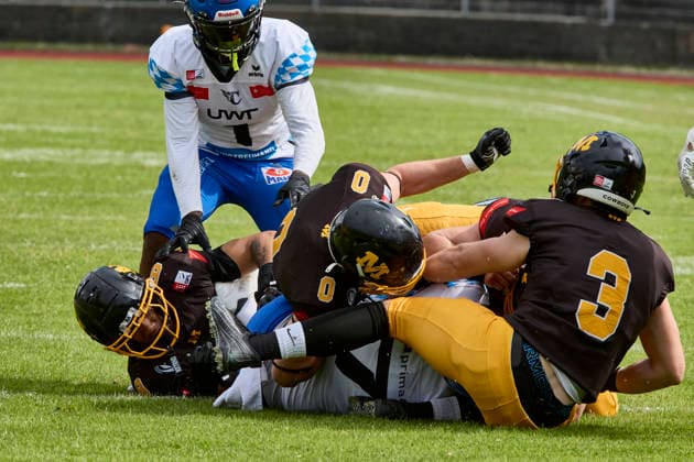 German Football League (GFL), Munich Cowboys vs Allgäu Comets, Munich Cowboys, Allgäu Comets, 2026-06-06 in München (Städtisches Stadion an der Dantestraße (Dantestation)) LIPSEY Chris (Allgäu Comets RB DB Nr1-ALC1), QUIGLEY Gabriel (Allgäu Comets WR Nr7-ALC7), ENGLMANN Vinzent (Munich Cowboys Linebacker (LB) Nr57-MUC57), HUBER Franz (Munich Cowboys Defence Back (DB) Nr3-MUC3), TARANTINO Peter (Munich Cowboys Defence Back (DB) Nr0-MUC0) sportworld München Städtisches Stadion an der Dant Bayern Deutschland