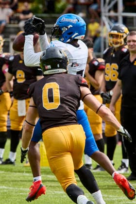 German Football League (GFL), Munich Cowboys vs Allgäu Comets, Munich Cowboys, Allgäu Comets, 2026-06-06 in München (Städtisches Stadion an der Dantestraße (Dantestation)) LIPSEY Chris (Allgäu Comets RB DB Nr1-ALC1), TARANTINO Peter (Munich Cowboys Defence Back (DB) Nr0-MUC0) sportworld München Städtisches Stadion an der Dant Bayern Deutschland