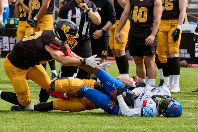 German Football League (GFL), Munich Cowboys vs Allgäu Comets, Munich Cowboys, Allgäu Comets, 2026-06-06 in München (Städtisches Stadion an der Dantestraße (Dantestation)) LIPSEY Chris (Allgäu Comets RB DB Nr1-ALC1), TARANTINO Peter (Munich Cowboys Defence Back (DB) Nr0-MUC0), RUMPFINGER Johannes (Munich Cowboys Defence Line (DL) Nr47-MUC47) sportworld München Städtisches Stadion an der Dant Bayern Deutschland