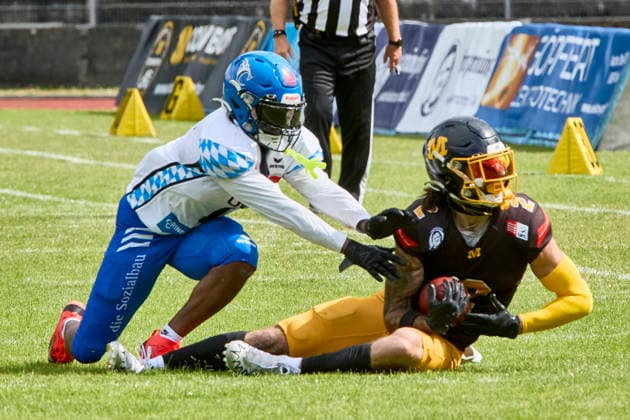 German Football League (GFL), Munich Cowboys vs Allgäu Comets, Munich Cowboys, Allgäu Comets, 2026-06-06 in München (Städtisches Stadion an der Dantestraße (Dantestation)) BOCCELLA Gabriel (Munich Cowboys Wide Receiver (WR) Nr2-MUC2), LIPSEY Chris (Allgäu Comets RB DB Nr1-ALC1) sportworld München Städtisches Stadion an der Dant Bayern Deutschland