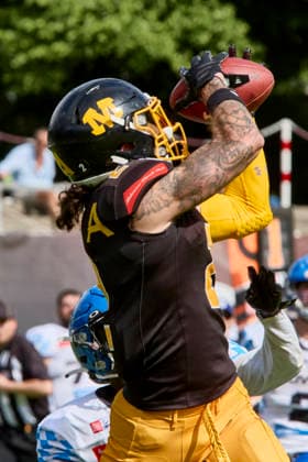 German Football League (GFL), Munich Cowboys vs Allgäu Comets, Munich Cowboys, Allgäu Comets, 2026-06-06 in München (Städtisches Stadion an der Dantestraße (Dantestation)) Touchdown Munich Cowboys BOCCELLA Gabriel (Munich Cowboys Wide Receiver (WR) Nr2-MUC2), LIPSEY Chris (Allgäu Comets RB DB Nr1-ALC1) sportworld München Städtisches Stadion an der Dant Bayern Deutschland