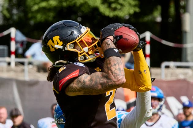 German Football League (GFL), Munich Cowboys vs Allgäu Comets, Munich Cowboys, Allgäu Comets, 2026-06-06 in München (Städtisches Stadion an der Dantestraße (Dantestation)) Touchdown Munich Cowboys BOCCELLA Gabriel (Munich Cowboys Wide Receiver (WR) Nr2-MUC2), LIPSEY Chris (Allgäu Comets RB DB Nr1-ALC1) sportworld München Städtisches Stadion an der Dant Bayern Deutschland