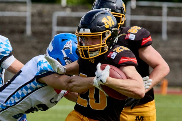 German Football League (GFL), Munich Cowboys vs Allgäu Comets, Munich Cowboys, Allgäu Comets, 2026-06-06 in München (Städtisches Stadion an der Dantestraße (Dantestation)) Touchdown Munich Cowboys MAYER Maximilian (Munich Cowboys Running Back (RB) Nr20-MUC20), ARNOLD Silas (Allgäu Comets CB Nr21-ALC21) sportworld München Städtisches Stadion an der Dant Bayern Deutschland