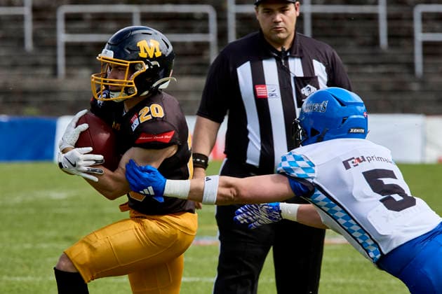 German Football League (GFL), Munich Cowboys vs Allgäu Comets, Munich Cowboys, Allgäu Comets, 2026-06-06 in München (Städtisches Stadion an der Dantestraße (Dantestation)) Touchdown Munich Cowboys MAYER Maximilian (Munich Cowboys Running Back (RB) Nr20-MUC20), ANDERSEN Steven (Allgäu Comets DB Nr5-ALC5) sportworld München Städtisches Stadion an der Dant Bayern Deutschland