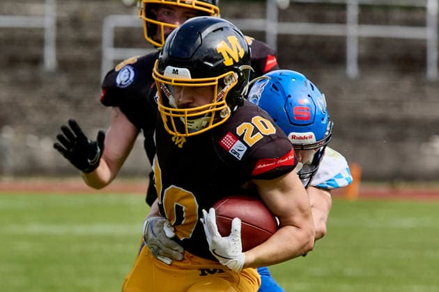 German Football League (GFL), Munich Cowboys vs Allgäu Comets, Munich Cowboys, Allgäu Comets, 2026-06-06 in München (Städtisches Stadion an der Dantestraße (Dantestation)) Touchdown Munich Cowboys MAYER Maximilian (Munich Cowboys Running Back (RB) Nr20-MUC20), ARNOLD Silas (Allgäu Comets CB Nr21-ALC21) sportworld München Städtisches Stadion an der Dant Bayern Deutschland