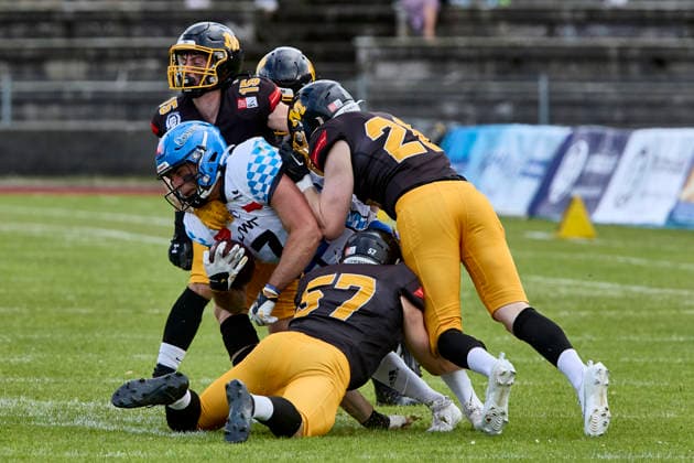German Football League (GFL), Munich Cowboys vs Allgäu Comets, Munich Cowboys, Allgäu Comets, 2026-06-06 in München (Städtisches Stadion an der Dantestraße (Dantestation)) QUIGLEY Gabriel (Allgäu Comets WR Nr7-ALC7), HECKMANN Nils (Munich Cowboys Defence Back (DB) Nr15-MUC15), HUBER Franz (Munich Cowboys Defence Back (DB) Nr3-MUC3), BUCHBERGER Moritz (Munich Cowboys Defence Back (DB) Nr26-MUC26), ENGLMANN Vinzent (Munich Cowboys Linebacker (LB) Nr57-MUC57) sportworld München Städtisches Stadion an der Dant Bayern Deutschland