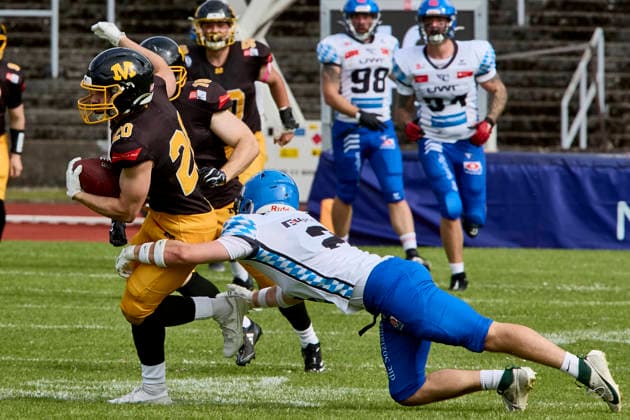 German Football League (GFL), Munich Cowboys vs Allgäu Comets, Munich Cowboys, Allgäu Comets, 2026-06-06 in München (Städtisches Stadion an der Dantestraße (Dantestation)) MAYER Maximilian (Munich Cowboys Running Back (RB) Nr20-MUC20), DUTTON Joshua (Allgäu Comets WR DB Nr2-ALC2) sportworld München Städtisches Stadion an der Dant Bayern Deutschland
