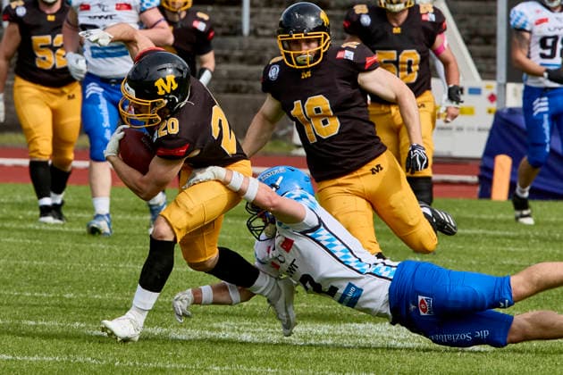 German Football League (GFL), Munich Cowboys vs Allgäu Comets, Munich Cowboys, Allgäu Comets, 2026-06-06 in München (Städtisches Stadion an der Dantestraße (Dantestation)) MAYER Maximilian (Munich Cowboys Running Back (RB) Nr20-MUC20), DUTTON Joshua (Allgäu Comets WR DB Nr2-ALC2) sportworld München Städtisches Stadion an der Dant Bayern Deutschland