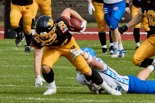 German Football League (GFL), Munich Cowboys vs Allgäu Comets, Munich Cowboys, Allgäu Comets, 2026-06-06 in München (Städtisches Stadion an der Dantestraße (Dantestation)) MAYER Maximilian (Munich Cowboys Running Back (RB) Nr20-MUC20), DUTTON Joshua (Allgäu Comets WR DB Nr2-ALC2) sportworld München Städtisches Stadion an der Dant Bayern Deutschland