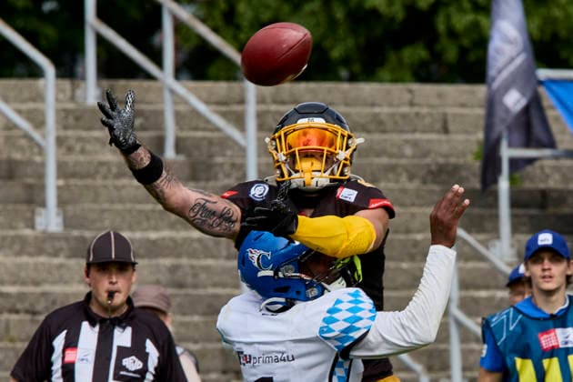 German Football League (GFL), Munich Cowboys vs Allgäu Comets, Munich Cowboys, Allgäu Comets, 2026-06-06 in München (Städtisches Stadion an der Dantestraße (Dantestation)) Pass Interference BOCCELLA Gabriel (Munich Cowboys Wide Receiver (WR) Nr2-MUC2), LIPSEY Chris (Allgäu Comets RB DB Nr1-ALC1) sportworld München Städtisches Stadion an der Dant Bayern Deutschland