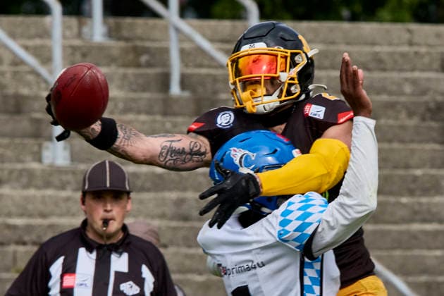 German Football League (GFL), Munich Cowboys vs Allgäu Comets, Munich Cowboys, Allgäu Comets, 2026-06-06 in München (Städtisches Stadion an der Dantestraße (Dantestation)) Pass Interference BOCCELLA Gabriel (Munich Cowboys Wide Receiver (WR) Nr2-MUC2), LIPSEY Chris (Allgäu Comets RB DB Nr1-ALC1) sportworld München Städtisches Stadion an der Dant Bayern Deutschland