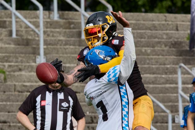 German Football League (GFL), Munich Cowboys vs Allgäu Comets, Munich Cowboys, Allgäu Comets, 2026-06-06 in München (Städtisches Stadion an der Dantestraße (Dantestation)) Pass Interference BOCCELLA Gabriel (Munich Cowboys Wide Receiver (WR) Nr2-MUC2), LIPSEY Chris (Allgäu Comets RB DB Nr1-ALC1) sportworld München Städtisches Stadion an der Dant Bayern Deutschland