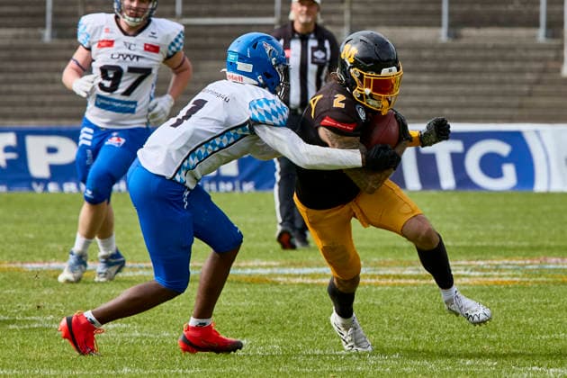 German Football League (GFL), Munich Cowboys vs Allgäu Comets, Munich Cowboys, Allgäu Comets, 2026-06-06 in München (Städtisches Stadion an der Dantestraße (Dantestation)) BOCCELLA Gabriel (Munich Cowboys Wide Receiver (WR) Nr2-MUC2), LIPSEY Chris (Allgäu Comets RB DB Nr1-ALC1) sportworld München Städtisches Stadion an der Dant Bayern Deutschland