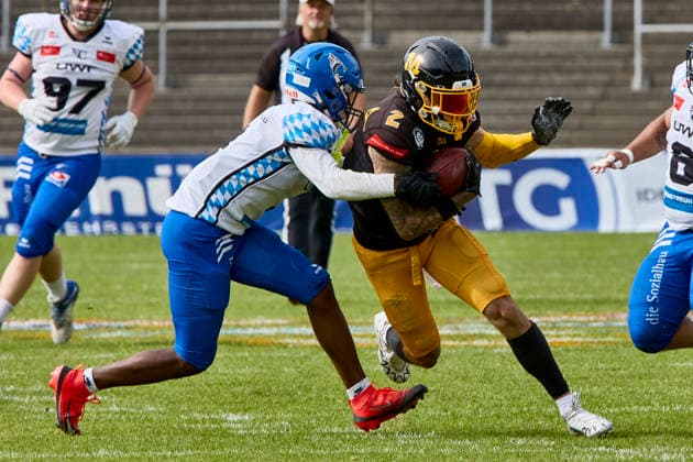 German Football League (GFL), Munich Cowboys vs Allgäu Comets, Munich Cowboys, Allgäu Comets, 2026-06-06 in München (Städtisches Stadion an der Dantestraße (Dantestation)) BOCCELLA Gabriel (Munich Cowboys Wide Receiver (WR) Nr2-MUC2), LIPSEY Chris (Allgäu Comets RB DB Nr1-ALC1) sportworld München Städtisches Stadion an der Dant Bayern Deutschland