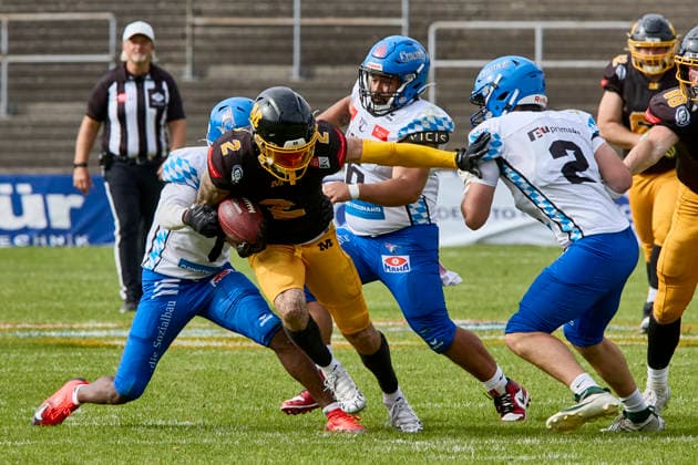 German Football League (GFL), Munich Cowboys vs Allgäu Comets, Munich Cowboys, Allgäu Comets, 2026-06-06 in München (Städtisches Stadion an der Dantestraße (Dantestation)) BOCCELLA Gabriel (Munich Cowboys Wide Receiver (WR) Nr2-MUC2), LIPSEY Chris (Allgäu Comets RB DB Nr1-ALC1), DUTTON Joshua (Allgäu Comets WR DB Nr2-ALC2) sportworld München Städtisches Stadion an der Dant Bayern Deutschland