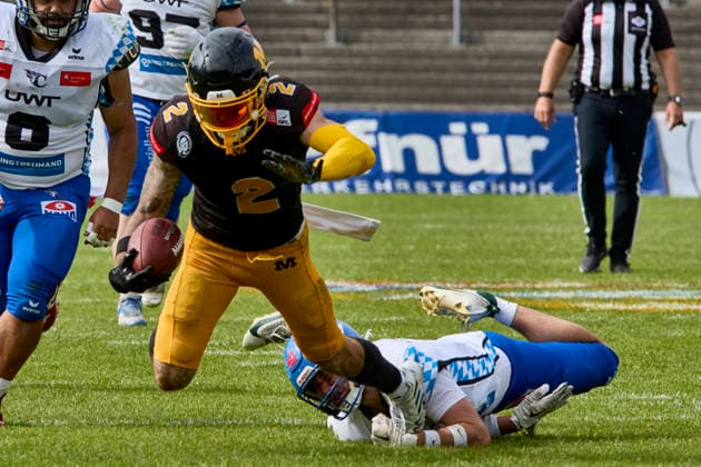 German Football League (GFL), Munich Cowboys vs Allgäu Comets, Munich Cowboys, Allgäu Comets, 2026-06-06 in München (Städtisches Stadion an der Dantestraße (Dantestation)) BOCCELLA Gabriel (Munich Cowboys Wide Receiver (WR) Nr2-MUC2), DUTTON Joshua (Allgäu Comets WR DB Nr2-ALC2) sportworld München Städtisches Stadion an der Dant Bayern Deutschland