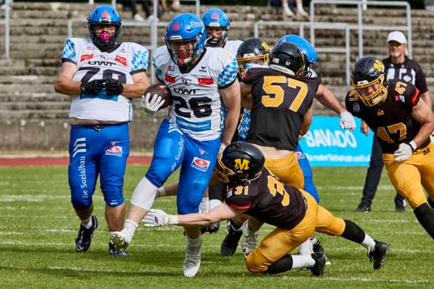 German Football League (GFL), Munich Cowboys vs Allgäu Comets, Munich Cowboys, Allgäu Comets, 2026-06-06 in München (Städtisches Stadion an der Dantestraße (Dantestation)) SCHULZ Benedikt (Allgäu Comets TE Nr26-ALC26), BRANDL Daniel (Munich Cowboys Defence Back (DB) Nr31-MUC31) sportworld München Städtisches Stadion an der Dant Bayern Deutschland