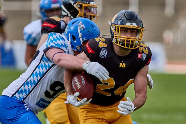 German Football League (GFL), Munich Cowboys vs Allgäu Comets, Munich Cowboys, Allgäu Comets, 2026-06-06 in München (Städtisches Stadion an der Dantestraße (Dantestation)) OTHMANN-KHALDUN Mustafa (Munich Cowboys Running Back (RB) Nr24-MUC24), BOEHNCKE Henry (Allgäu Comets DL Nr97-ALC97) sportworld München Städtisches Stadion an der Dant Bayern Deutschland