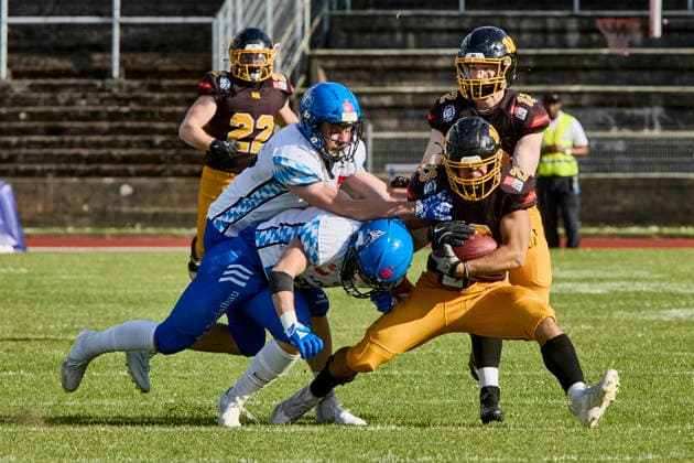 German Football League (GFL), Munich Cowboys vs Allgäu Comets, Munich Cowboys, Allgäu Comets, 2026-06-06 in München (Städtisches Stadion an der Dantestraße (Dantestation)) WÜNSCHE Dominik (Allgäu Comets CB Nr17-ALC17), GÖKCE Emre (Munich Cowboys Running Back (RB) Nr23-MUC23), ANDERSEN Steven (Allgäu Comets DB Nr5-ALC5) sportworld München Städtisches Stadion an der Dant Bayern Deutschland