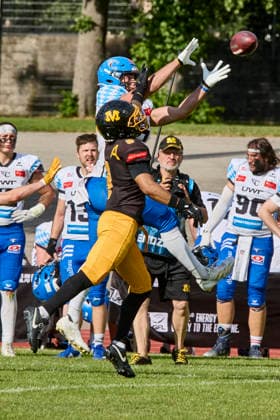German Football League (GFL), Munich Cowboys vs Allgäu Comets, Munich Cowboys, Allgäu Comets, 2026-06-06 in München (Städtisches Stadion an der Dantestraße (Dantestation)) QUIGLEY Gabriel (Allgäu Comets WR Nr7-ALC7), ROEBUCK Jonathan (Munich Cowboys Defence Back (DB) Nr8-MUC8) sportworld München Städtisches Stadion an der Dant Bayern Deutschland