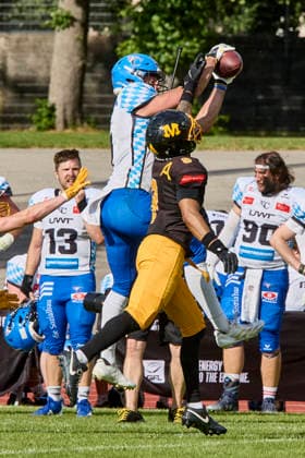 German Football League (GFL), Munich Cowboys vs Allgäu Comets, Munich Cowboys, Allgäu Comets, 2026-06-06 in München (Städtisches Stadion an der Dantestraße (Dantestation)) QUIGLEY Gabriel (Allgäu Comets WR Nr7-ALC7), ROEBUCK Jonathan (Munich Cowboys Defence Back (DB) Nr8-MUC8) sportworld München Städtisches Stadion an der Dant Bayern Deutschland