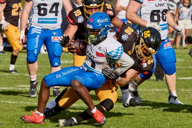 German Football League (GFL), Munich Cowboys vs Allgäu Comets, Munich Cowboys, Allgäu Comets, 2026-06-06 in München (Städtisches Stadion an der Dantestraße (Dantestation)) LIPSEY Chris (Allgäu Comets RB DB Nr1-ALC1), BOURAIMA Samy (Munich Cowboys Defence Line (DL) Nr96-MUC96) sportworld München Städtisches Stadion an der Dant Bayern Deutschland