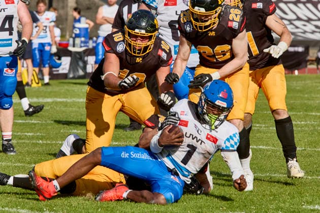 German Football League (GFL), Munich Cowboys vs Allgäu Comets, Munich Cowboys, Allgäu Comets, 2026-06-06 in München (Städtisches Stadion an der Dantestraße (Dantestation)) LIPSEY Chris (Allgäu Comets RB DB Nr1-ALC1), BOURAIMA Samy (Munich Cowboys Defence Line (DL) Nr96-MUC96) sportworld München Städtisches Stadion an der Dant Bayern Deutschland