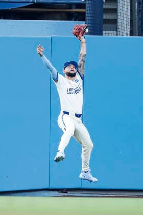 MLB, Baseball Herren, USA - Los Angeles Dodgers vs Anaheim Angels Dodgers center fielder Andy Pages goes up to try and catch a fly ball during the first inning of an MLB game between the Los Angeles Dodgers and the Anaheim Angels at Uniqlo Field in Dodger Stadium in Los Angeles, California, USA, 06 June 2026. LOS ANGELES CALIFORNIA UNITED STATES  Copyright: xCHRISxTORRESx
