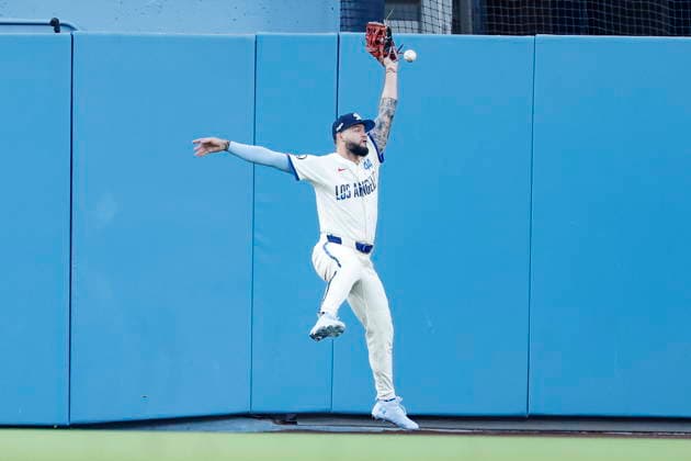 MLB, Baseball Herren, USA - Los Angeles Dodgers vs Anaheim Angels Dodgers center fielder Andy Pages goes up to try and catch a fly ball during the first inning of an MLB game between the Los Angeles Dodgers and the Anaheim Angels at Uniqlo Field in Dodger Stadium in Los Angeles, California, USA, 06 June 2026. LOS ANGELES CALIFORNIA UNITED STATES  Copyright: xCHRISxTORRESx