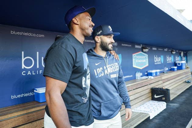 MLB, Baseball Herren, USA - Los Angeles Dodgers vs Anaheim Angels Los Angeles Rams defensive end Myles Garrett takes a photo with Dodgers pitcher Tanner Scott in the dugout prior to an MLB game between the Los Angeles Dodgers and the Anaheim Angels at Uniqlo Field in Dodger Stadium in Los Angeles, California, USA, 06 June 2026. LOS ANGELES CALIFORNIA UNITED STATES  Copyright: xCHRISxTORRESx