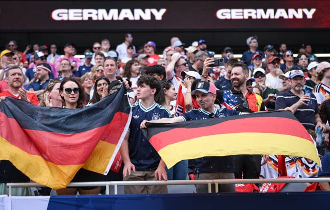 Fussball WM 2026 Testspiel im Chicago 06.06.2026 USA - Deutschland Deutschland Fans mit Fahnen im Soldier Field Stadion