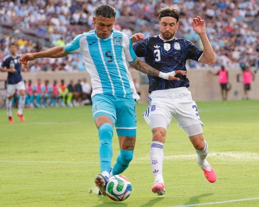 June 6, 2026, College Station, Texas, USA: Honduras midfielder KERVIN ARRIAGA (5) battles Argentina defender NICOLoÂS TAGLIAFICO (3) during an International Friendly, Länderspiel, Nationalmannschaft soccer match between Argentina and Honduras at Kyle Field in College Station, TX, Saturday, June 6, 2026. Soccer 2026: Argentina 2:0 Honduras  - ZUMAa325 20260606_zsa_a325_007 Copyright: xDavidxBalleringxIix