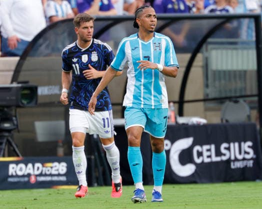 June 6, 2026, College Station, Texas, USA: Honduras forward RIGOBERTO RIVAS (7) runs down the field inn front of Argentina midfielder GIOVANI LO CELSO (11) during an International Friendly, Länderspiel, Nationalmannschaft soccer match between Argentina and Honduras at Kyle Field in College Station, TX, Saturday, June 6, 2026. Soccer 2026: Argentina 2:0 Honduras  - ZUMAa325 20260606_zsa_a325_011 Copyright: xDavidxBalleringxIix