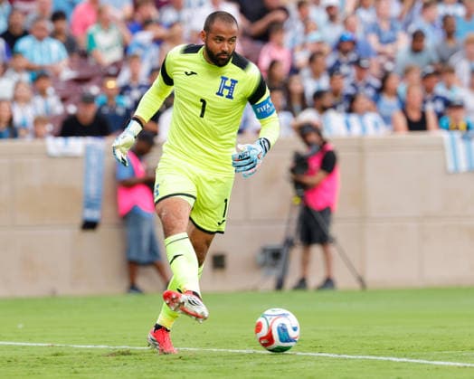 June 6, 2026, College Station, Texas, USA: Honduras goalkeeper EDRICK MENJoÂVAR (1) kicks the ball during an International Friendly, Länderspiel, Nationalmannschaft soccer match between Argentina and Honduras at Kyle Field in College Station, TX, Saturday, June 6, 2026. Soccer 2026: Argentina 2:0 Honduras  - ZUMAa325 20260606_zsa_a325_014 Copyright: xDavidxBalleringxIix