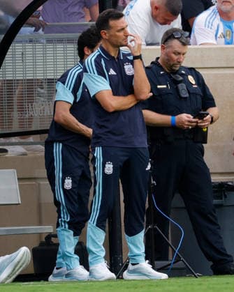 June 6, 2026, College Station, Texas, USA: Argentina head coach LIONEL SCALONI looks on during an International Friendly, Länderspiel, Nationalmannschaft soccer match between Argentina and Honduras at Kyle Field in College Station, TX, Saturday, June 6, 2026. Soccer 2026: Argentina 2:0 Honduras  - ZUMAa325 20260606_zsa_a325_015 Copyright: xDavidxBalleringxIix