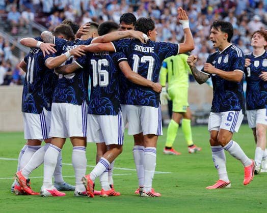 June 6, 2026, College Station, Texas, USA: Argentina defender FACUNDO MEDINA (6) runs in to celebrate a goal with teammates during an International Friendly, Länderspiel, Nationalmannschaft soccer match between Argentina and Honduras at Kyle Field in College Station, TX, Saturday, June 6, 2026. Soccer 2026: Argentina 2:0 Honduras  - ZUMAa325 20260606_zsa_a325_019 Copyright: xDavidxBalleringxIix